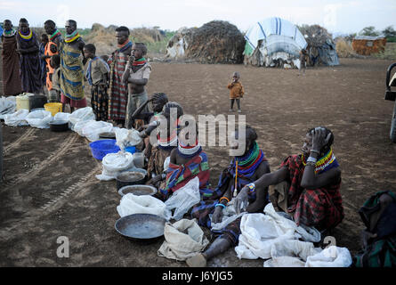 KENYA Turkana Region, Kakuma , Turkana a nilotic tribe, hunger catastrophe are permanent due to climate change and drought, Don Bosco distributes food to starving women and children Stock Photo