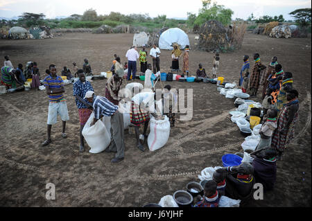 KENYA Turkana Region, Kakuma , Turkana a nilotic tribe, hunger catastrophe are permanent due to climate change and drought, Don Bosco distributes food to starving women and children Stock Photo