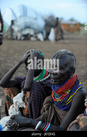 KENYA Turkana Region, Kakuma , Turkana a nilotic tribe, hunger catastrophe are permanent due to climate change and drought, Don Bosco distributes food to starving women and children Stock Photo