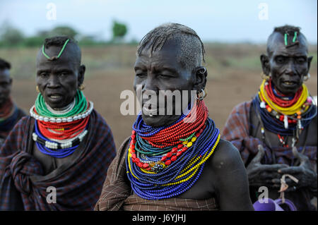 KENYA Turkana Region, Kakuma , Turkana a nilotic tribe, hunger catastrophe are permanent due to climate change and drought, Don Bosco distributes food to starving women and children Stock Photo