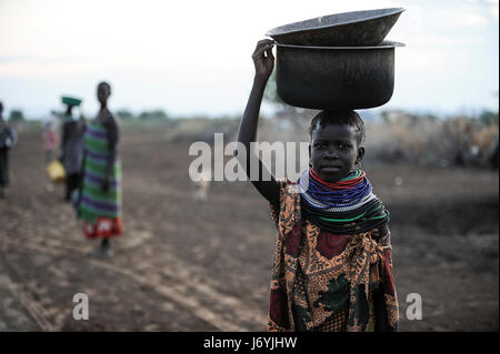 KENYA Turkana Region, Kakuma , Turkana a nilotic tribe, hunger catastrophe are permanent due to climate change and drought, Don Bosco distributes food to starving women and children Stock Photo