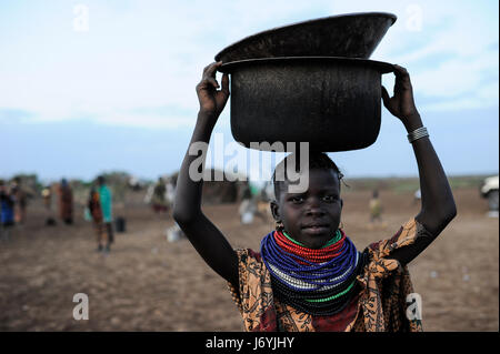 KENYA Turkana Region, Kakuma , Turkana a nilotic tribe, hunger catastrophe are permanent due to climate change and drought, Don Bosco distributes food to starving women and children Stock Photo