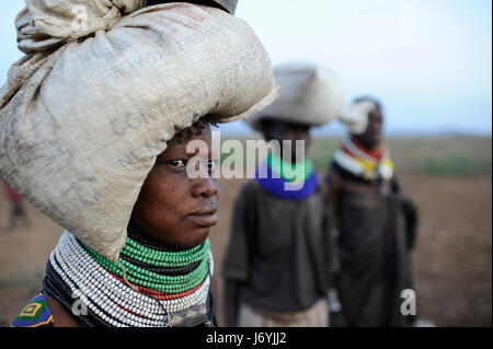 KENYA Turkana Region, Kakuma , Turkana a nilotic tribe, hunger catastrophe are permanent due to climate change and drought, Don Bosco distributes food to starving women and children Stock Photo