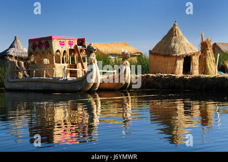 Peru, floating Uros islands on the Titicaca lake, the largest highaltitude lake in the world (3808m). Theyre built using the buoyant totora reeds that Stock Photo