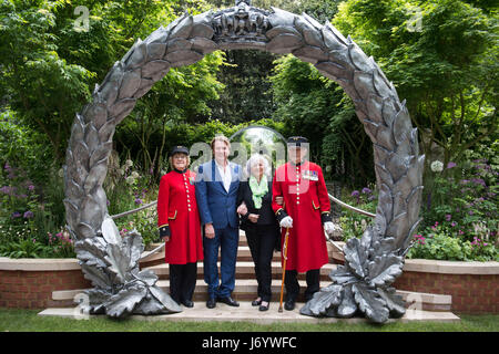 Chelsea Pensioners join garden designer David Domoney and Tania Szabo, daughter of WWII SOE Agent Violette Szabo, at the Commonwealth War Graves Commission (CWGC) Centenary Garden during the press preview of the RHS Chelsea Flower Show at the Royal Hospital Chelsea, London. Stock Photo