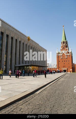 Inside the Moscow Kremlin: the State Kremlin Palace (Kremlin Palace of Congresses) and the Troitskaya Tower (Trinity Tower), built in 1495-1499 Stock Photo