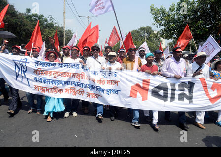 Kolkata, India. 22nd May, 2017.  Left parties workers clash with police during rally popularly known as ‘Nabanno Chalo' or March to West Bengal Government headquarters demanding pricing reform in the agriculture sector. Credit: PACIFIC PRESS/Alamy Live News Stock Photo