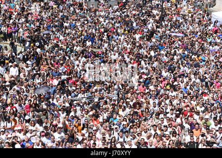 Madrid, Spain. 22nd May, 2017. Thousands of fans of Real Madrid pictured during the celebration of the recent win of 'La Liga' title at Puerta del Sol in Madrid. Credit: Jorge Sanz/Pacific Press/Alamy Live News Stock Photo