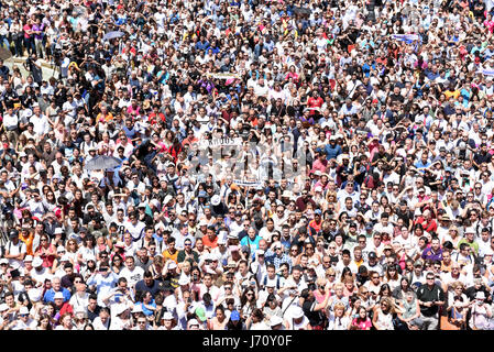Madrid, Spain. 22nd May, 2017. Thousands of fans of Real Madrid pictured during the celebration of the recent win of 'La Liga' title at Puerta del Sol in Madrid. Credit: Jorge Sanz/Pacific Press/Alamy Live News Stock Photo