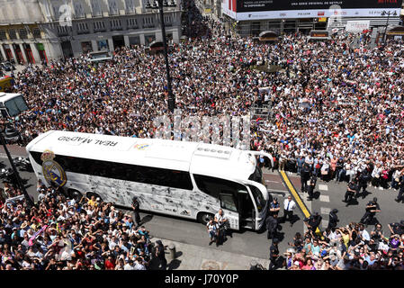 Madrid, Spain. 22nd May, 2017. Thousands of fans of Real Madrid pictured during the celebration of the recent win of 'La Liga' title at Puerta del Sol in Madrid. Credit: Jorge Sanz/Pacific Press/Alamy Live News Stock Photo