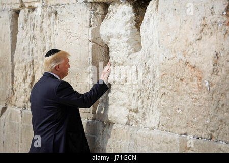 Jerusalem, Israel. 22nd May, 2017. U.S. President Donald Trump visits the Western Wall in Jerusalem, May 22, 2017. Credit: Nati Shochat-JINI/Xinhua/Alamy Live News Stock Photo