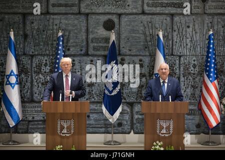 Jerusalem, Israel. 22nd May, 2017. U.S. President Donald Trump (L) meets with Israeli President Reuven Rivlin in Jerusalem, Israel. May 22, 2017. Credit: JINI/Xinhua/Alamy Live News Stock Photo