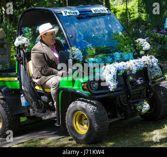 Chelsea London, UK. 22nd May, 2017. RHS Chelsea Flower Show. Comedian and star of Car Share Peter Kay attends the 2017 Chelsea Flower Show. Seen here with Nikki Chapman recreating Car Share for the BBC Coverage of the show Credit: David Betteridge/Alamy Live News Stock Photo