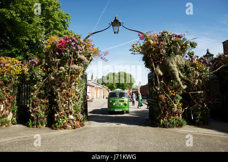 RHS Chelsea Flower Show, London, UK. 22nd May, 2017. The Chelsea Flower show entrance gates, showing a beautiful flower display. The Chelsea Flower Show runs from 23 - 27 May. Credit: Tony Farrugia/Alamy Live News Stock Photo