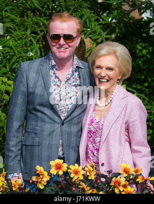 Chelsea London UK RHS Chelsea Flower Show. 22nd May 2017. Radio 2 Presenter Chris Evans with Great British Bake off Star Mary Perry enjoying the 2017 Chelsea Flower Show. Credit: David Betteridge/Alamy Live News Stock Photo