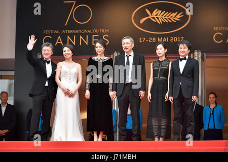 Cannes, France. 22nd May, 2017. South Korean actor Kwon Hae-hyo, actress Cho Yun-hee, actress Kim Min-hee, director Hong Sang-soo, actress Kim Sae-byuk and director of photography Kim Hyung-koo (from L to R) pose for photos on the red carpet for the screening of the film 'The Day After' in competition at the 70th Cannes Film Festival in Cannes, France, on May 22, 2017. Credit: Chen Yichen/Xinhua/Alamy Live News Stock Photo
