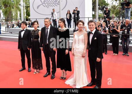Cannes, France. 22nd May, 2017. South Korean actor Kwon Hae-hyo, actress Cho Yun-hee, actress Kim Min-hee, director Hong Sang-soo, actress Kim Sae-byuk and director of photography Kim Hyung-koo (from R to L) pose for photos on the red carpet for the screening of the film 'The Day After' in competition at the 70th Cannes Film Festival in Cannes, France, on May 22, 2017. Credit: Chen Yichen/Xinhua/Alamy Live News Stock Photo
