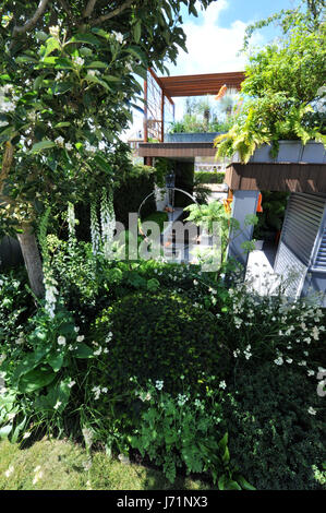 London, UK. 22nd May, 2017. The City Living Garden (designed by Kate Gould), one of the five beautiful and elegant Fresh gardens on display at the 2017 RHS Chelsea Flower Show which opened today, London, UK.  Fresh Gardens, fresh in nature as well as in name, aim to redefine the perception of the garden. Taking more of a conceptual approach, they embrace new technology, trends and materials to create truly innovative designs. Credit: Michael Preston/Alamy Live News Stock Photo