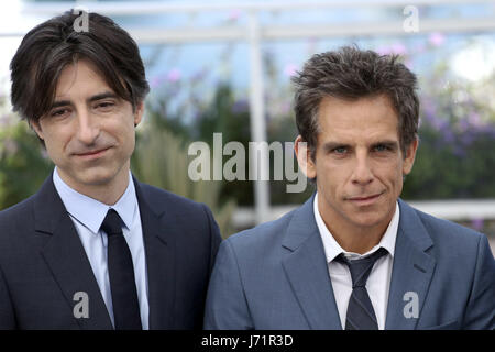 Cannes, Frankreich. 21st May, 2017. Noah Baumbach and Ben Stiller at the 'The Meyerowitz Stories' photocall during the 70th Cannes Film Festival at the Palais des Festivals on May 21, 2017 | Verwendung weltweit Credit: dpa/Alamy Live News Stock Photo