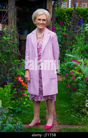 Chelsea London UK 22nd May 2017 RHS Chelsea Flower Show. Great British Bake Off Star Mary Berry in a Garden at Chelsea Flower Show. Stock Photo
