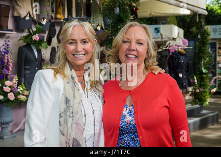 Chelsea London UK RHS Chelsea Flower Show. 22nd May 2017. Actress Susan George and Dragons Den investor and entrepreneur Deborah Meaden together at Chelsea Flower Show. Credit: David Betteridge/Alamy Live News Stock Photo