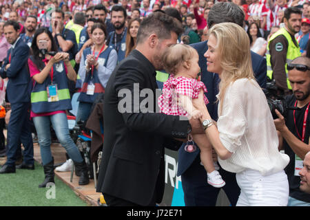 Madrid, Spain. 21st May, 2017. Simeone gives her daughter to his wife. Credit: Jorge Gonzalez/Pacific Press/Alamy Live News Stock Photo