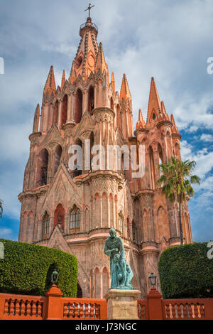 La Parroquia de San Miguel Arcángel church in the historic center of San Miguel de Allende, Mexico ------ La Parroquia de San Miguel Arcángel, the cur Stock Photo