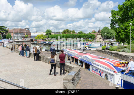 Cruise boat with tourists on board in a lock on the River Avon in Stratford-upon-Avon, Warwickshire Stock Photo