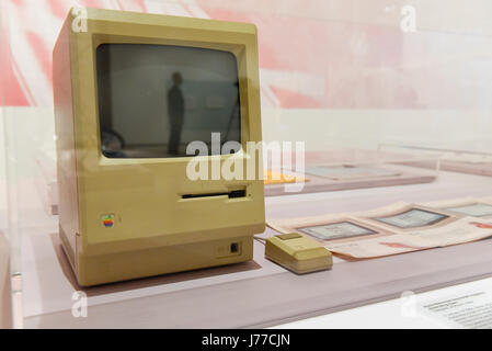 London, UK. 23rd May, 2017. Apple Macintosh 128k computer, 1984, the first mass market personal computer featuring a graphical user interface and mouse. Press preview of "California Designing Freedom", an exhibition at the Design Museum celebrating the history of products designed in California from the 1960s to the current day. The exhibition runs from 24 May to 15 October 2017. Credit: Stephen Chung/Ģ����ý Live News Stock Photo