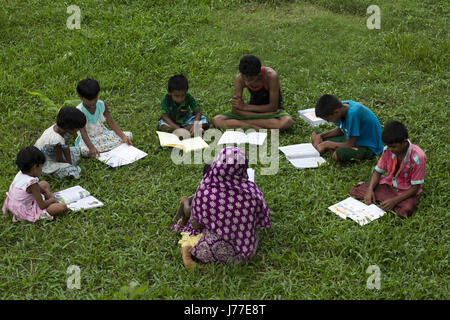 Dhaka, Bangladesh. 22nd May, 2017. DHAKA, BANGLADESH - MAY 23 : School children taking their class in open place under tree during heat weather in Dhaka, Bangladesh on May 23, 2017.Temperature in Dhaka reached 38 degrees Celsius on 23rd May. Credit: Zakir Hossain Chowdhury/ZUMA Wire/Alamy Live News