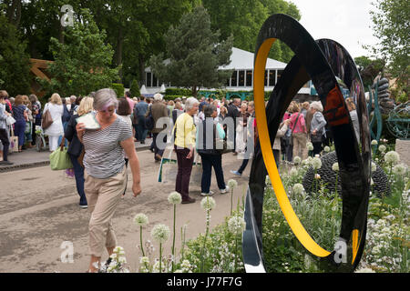 London, UK. 23rd May, 2017. Visitors on the main avenue at the openig day of the RHS Chelsea Flower Show, May 22, 2017, London, UK Credit: Ellen Rooney/Alamy Live News Stock Photo
