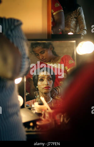 Lalita Bansi (C) in the makeup room just before her wedding held on 23rd May 2017 in Mumbai, India. Credit: Chirag Wakaskar/Alamy Live News Stock Photo