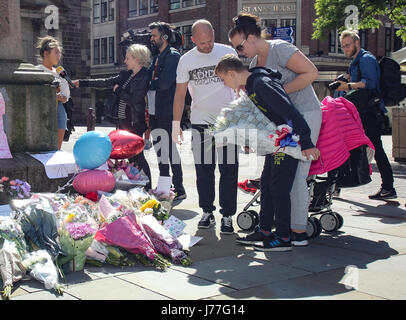 Albert Square, Manchester, UK. 23rd May, 2017. People lay flowers in St Ann's Square. (Statue of Richard Cobden) Manchester prior to evening vigil at Albert Square 23.5.2017 in front of Town Hall following bomb attack at Manchester Arena on the night of 22.5.2017 where pop concert was taking place with Ariana Grande. Credit: GARY ROBERTS/Alamy Live News Stock Photo