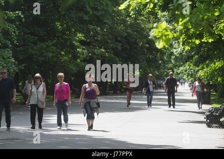 London UK. 24th May 2017. People enjoy the sunshine on hot day in Regents Park as temperatures soar and a heatwave is predicted over the next few days in the capital and across much of Southern Britain Credit: amer ghazzal/Alamy Live News Stock Photo