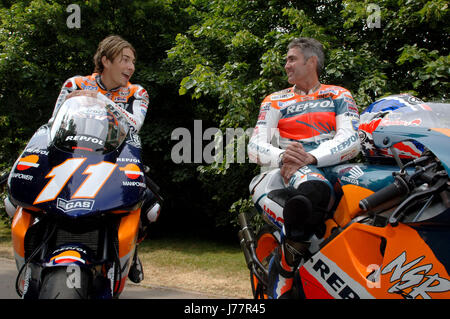 PHOTOGRAPH BY RICHARD GRANGE   FILE PIC DATED 27 JUNE 2005. GOODWOOD FESTIVAL OF SPEED, CHICHESTER, WEST SUSSEX. UK.  Nicky Hayden, World Superbike rider and former MotoGP Champion, visited the Goodwood Festival of Speed in 2005.   Nicky died on May 22nd 2017 from injuries sustained in a cycling incident in Italy 5 days earlier.  Image shows Nicky Hayden and Mick Doohan talking before their next ride up the Goodwood Hill Climb. Stock Photo