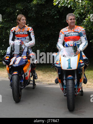 PHOTOGRAPH BY RICHARD GRANGE   FILE PIC DATED 27 JUNE 2005. GOODWOOD FESTIVAL OF SPEED, CHICHESTER, WEST SUSSEX. UK.  Nicky Hayden, World Superbike rider and former MotoGP Champion, visited the Goodwood Festival of Speed in 2005.   Nicky died on May 22nd 2017 from injuries sustained in a cycling incident in Italy 5 days earlier.  Image shows Nicky Hayden and Mick Doohan talking before their next ride up the Goodwood Hill Climb. Stock Photo