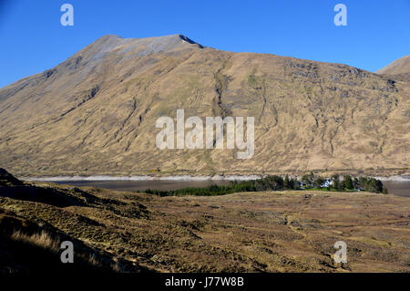 Cluanie Lodge and the Scottish Mountain Munro A' Chralaig on Loch Cluanie in Glen Shiel, Kintail, N/W Scottish Highlands,Scotland UK Stock Photo