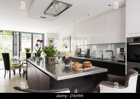 Bespoke fitted open plan kitchen in London terrace Stock Photo