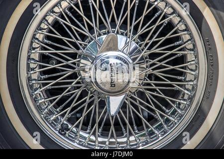 Wire wheel of E-Type 4.2 Jaguar classic sports car Stock Photo