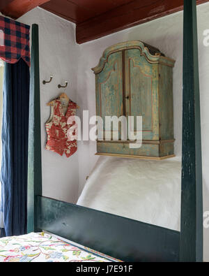 18th century Swedish wall cupboard with bed painted racing green Stock Photo