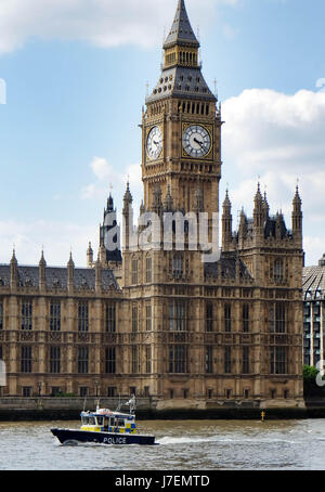 London, UK. 24th May, 2017. Pic shows:   Armed police and soldiers side by side in Westminster following the terrorist attack in Manchester     Credit: Gavin Rodgers/Alamy Live News Stock Photo
