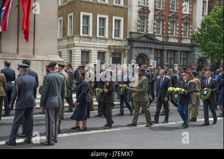 The Cenotaph, Whitehall, London UK. 24th May 2017.International Day of United Nations Peacekeepers Remembrance Ceremony is held at 1.15pm in Whitehall amidst tight security. The Band of the Welsh Guards and the Colour Guard of the United Nations Veterans Association lead members of the diplomatic corps and other wreath layers from the Royal United Services Institute. Credit: Malcolm Park editorial/Alamy Live News. Stock Photo
