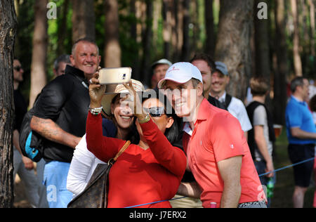Virginia Water, Surrey, UK. 24th May, 2017. Strictly Come Dancing's Anton du Beke stops for another selfie at the Pro-Am event prior to the European Tour BMW PGA Championship on re-modelled West Course at the Wentworth Club, Surrey. © David Partridge / Alamy Live News Stock Photo