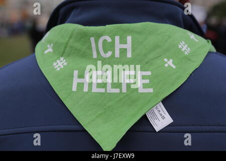 Berlin, Germany. 24th May 2017. A volunteer wears a neckerchief reading 'I'm helping'. Tens of thousands of people attended the opening services of the 36th German Protestant Church Congress (Evangelischer Kirchentag). The Congress is held from 24. to 28. May in Berlin and more than 100,000 visitors are expected to attend. The congress coincides with the 500. anniversary of the Reformation. Stock Photo