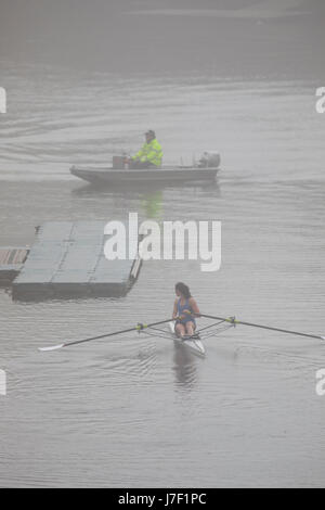Chester, Cheshire, 25th May 2017 UK Weather. The day begins with foggy coastal and inland areas this morning before the sun burns it away to be yet another hot day for many in the UK. A foggy start in Chester for this rower on the River Dee before it becomes the hottest day of the year so far, this year.  © DGDImages/Alamy Live News Stock Photo