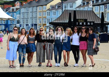 Aberystwyth Wales Uk, Thursday 25 May 2017 UK Weather: People enjoying a morning of fine warm sunshine in Aberystwyth, Ceredigion, West Wales. Temperatures today are expected to reach the high 20s Centigrade in many part of the UK, making it the warmest day of the year so far photo Credit: keith morris/Alamy Live News Stock Photo