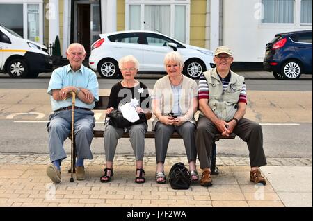 Aberystwyth Wales Uk, Thursday 25 May 2017 UK Weather: People enjoying a morning of fine warm sunshine in Aberystwyth, Ceredigion, West Wales. Temperatures today are expected to reach the high 20s Centigrade in many part of the UK, making it the warmest day of the year so far photo Credit: keith morris/Alamy Live News Stock Photo