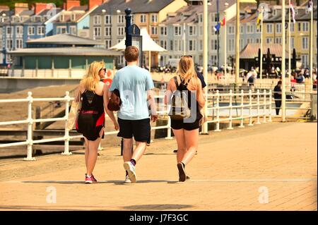 Aberystwyth Wales Uk, Thursday 25 May 2017  UK Weather: People enjoying a morning of fine warm sunshine   in Aberystwyth ,Ceredigion,  West Wales.    Temperatures today are expected to reach the high 20s Centigrade in many part of the UK, making it the warmest day of the year so far     photo credit Keith Morris / Alamy Live News Stock Photo