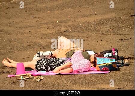 Aberystwyth Wales Uk, Thursday 25 May 2017  UK Weather: People enjoying a morning of fine warm sunshine   in Aberystwyth ,Ceredigion,  West Wales.    Temperatures today are expected to reach the high 20s Centigrade in many part of the UK, making it the warmest day of the year so far     photo credit Keith Morris / Alamy Live News Stock Photo