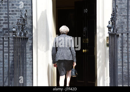 Brussels, Belgium. 25th May, 2017. Prime minister, Theresa May, arrives at Downing St in London before leaving to attend the NATO summit in Brussels.©Keith Larby/Alamy Live News Stock Photo